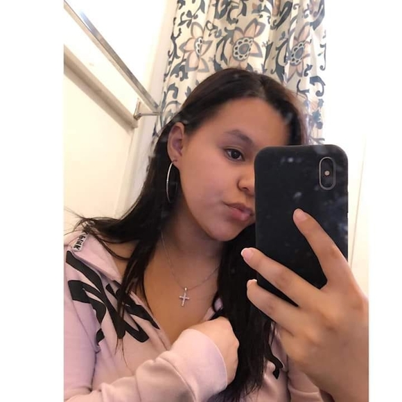 Meet your Posher, Selena - Picture 1 of 1